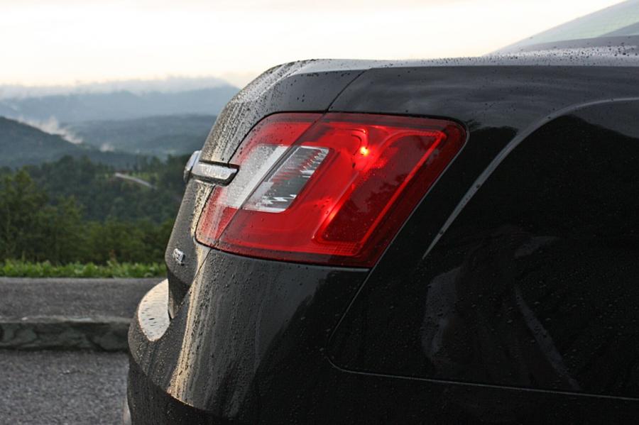  Ford Taurus 2010 года  (фото 18 из 161)